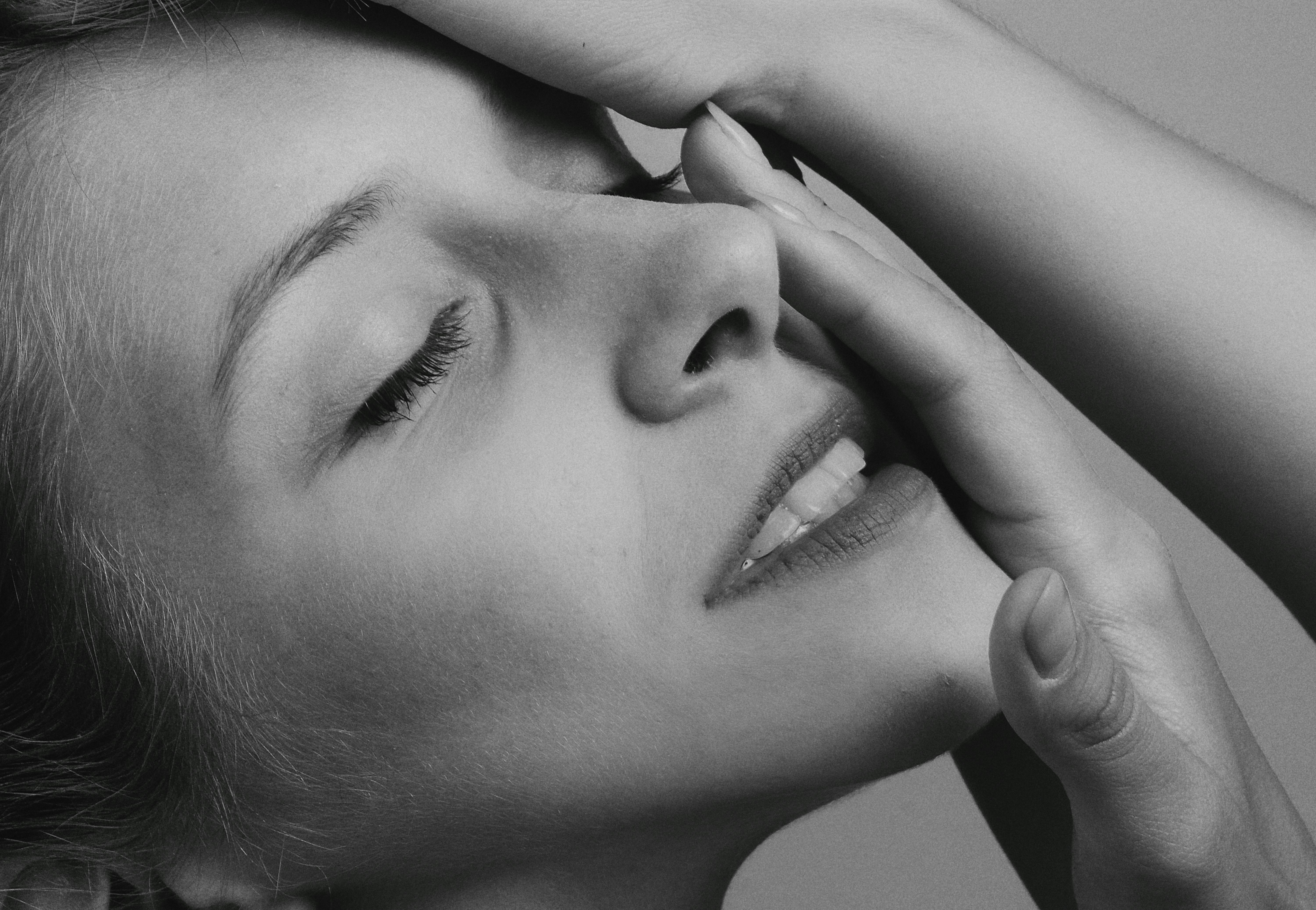 四海影视推荐海报：清爽影视氛围