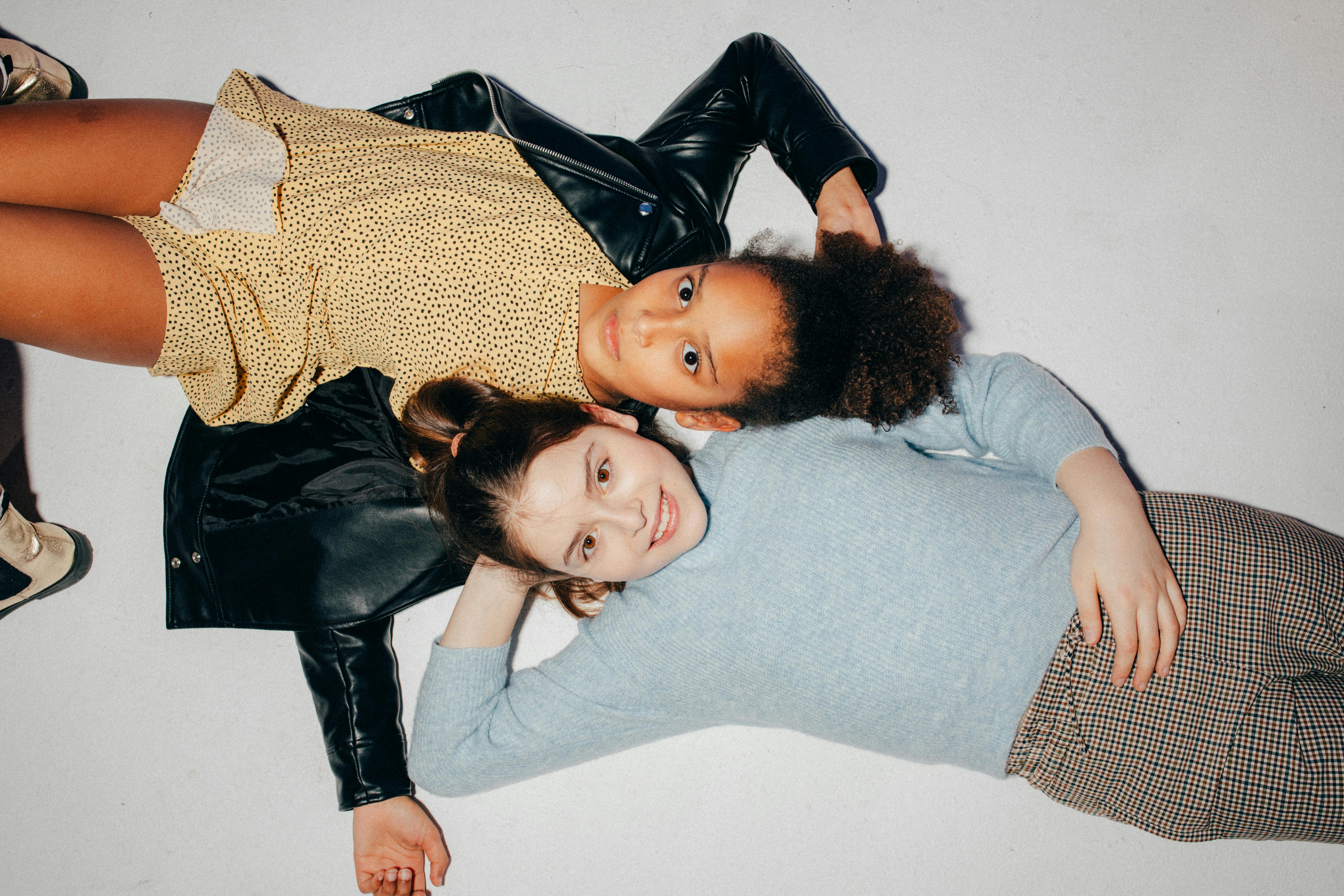 四海影视专题海报：都市与热播氛围